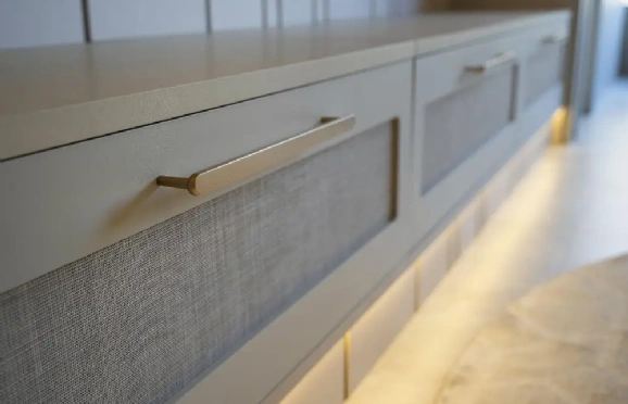 Puxadores em metal trazem sofisticação aos planejados